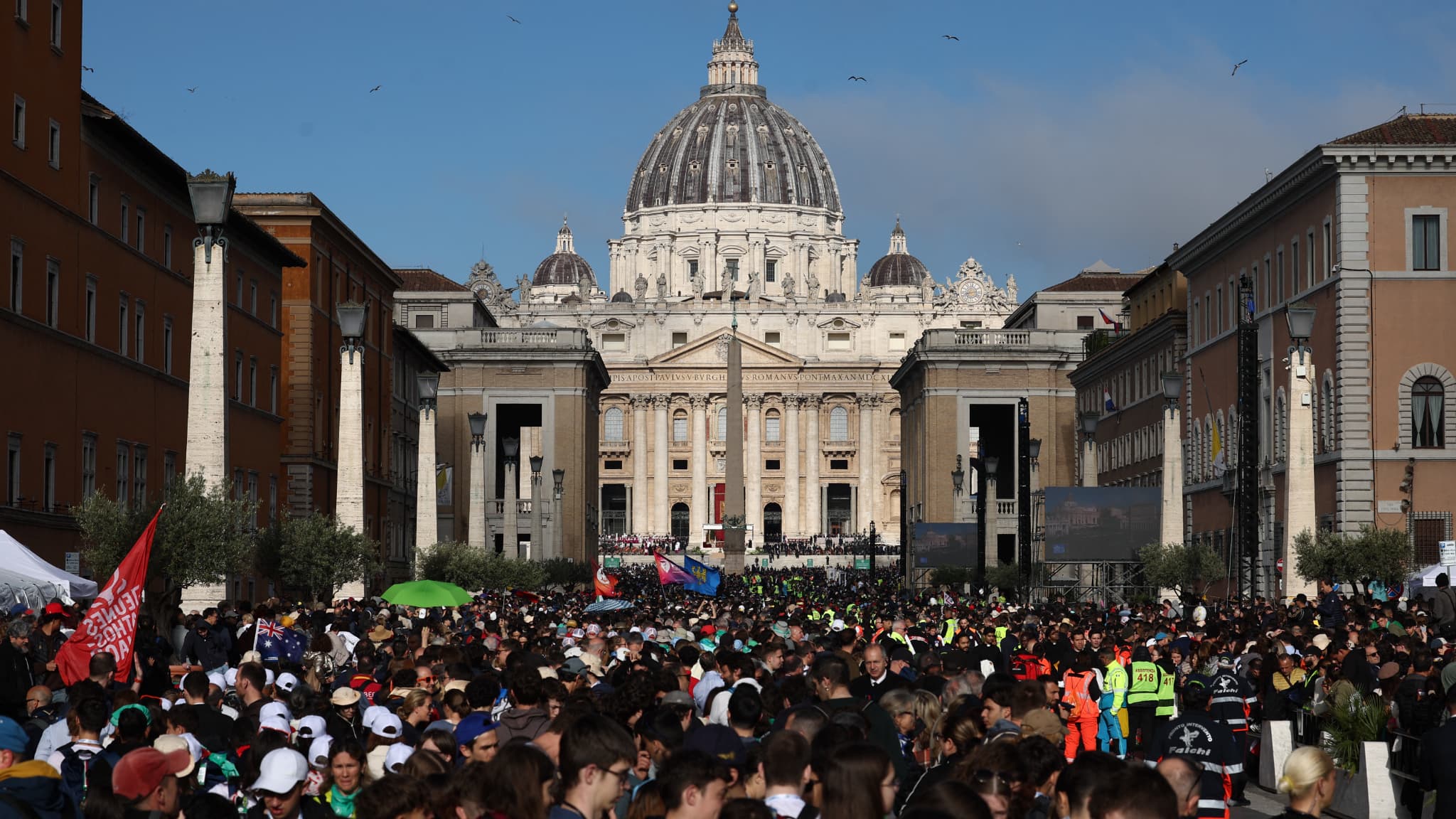La foule massée sur la place Saint-Pierre ce samedi 26 avril 2025.