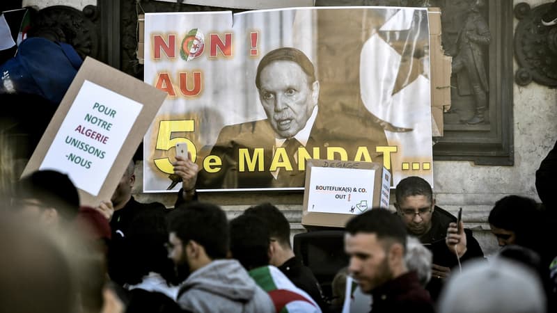 Une pancarte "Non au 5e mandat" lors d'une manifestation contre la candidature d'Abdelaziz Bouteflika à sa succession, le 24 février 2019 à Paris.
