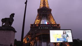 La Tour Eiffel rend hommage aux professionnels mobilisés durant tout le confinement