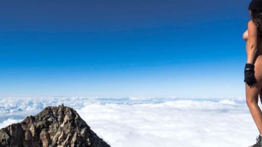 Jaylene Cook a posé nue au sommet du mont Taranaki en Nouvelle-Zélande