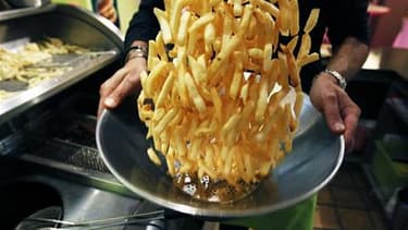 Il y aura moins souvent des frites dans les cantines de France, en vertu de nouvelles règles nutritionnelles entrées en application dimanche avec leur publication au journal officiel. Parmi les autres mesures, la mise à disposition sans restriction de l'e