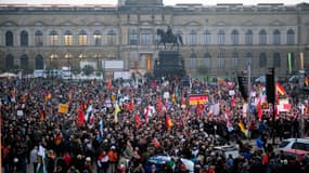 Des partisans de Pegida rassemblés à Dresde, en Allemagne, le 19 octobre. 