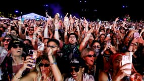 Les festivaliers regardent Zedd se produire au théâtre en plein air lors du 2025 Coachella Valley Music and Arts Festival à l'Empire Polo Club le 13 avril 2025 à Indio, en Californie (États-Unis).
