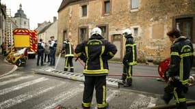 Des pompiers près d'une maison incendiée à Bretoncelles, dans l'Orne, le 19 octobre 2023