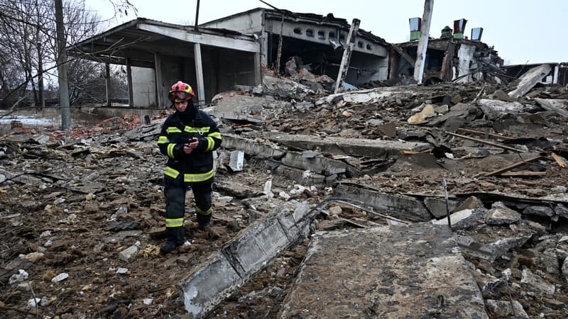 Un pompier marche dans les débris d'une maison bombardée à Kharkiv, en Ukraine, le 16 décembre 2022