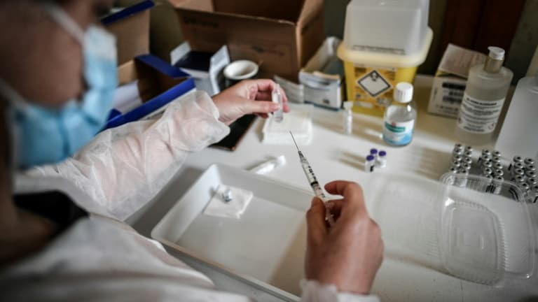 Préparation d'une dose de vaccin Pfizer/BioNTech le 29 mai 2021 dans un centre de vaccination temporaire installé dans l'Orangerie du château de Versailles