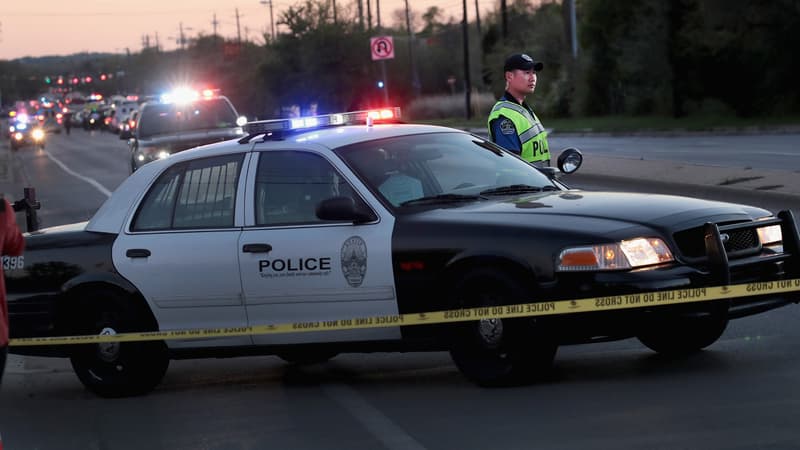 Un policier près du centre de tri FedEx où un cinquième colis piégé à explosé, mardi 20 mars, près d'Austin.