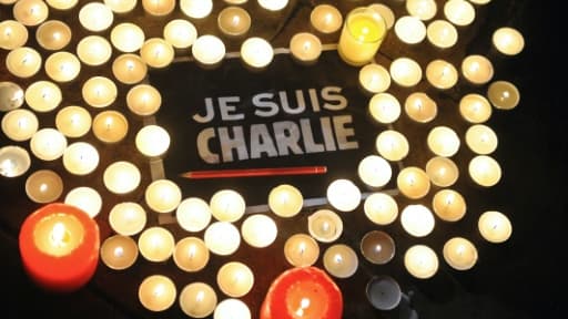 Bougies allumées en hommage aux victimes des attentats de janvier, le 7 janvier 2016 à La Rochelle