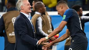 Didier Deschamps et Kylian Mbappé après la victoire contre les Belges. 