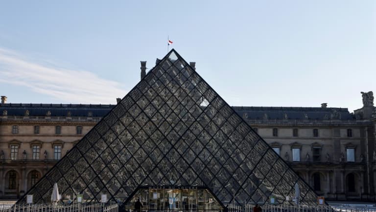 Le musée du Louvre et sa pyramide, créée par l'artiste Ieok Ming Pei, privés de leurs visiteurs en raison de l'épidémie de coronavirus, à Paris, le 6 novembre 2020