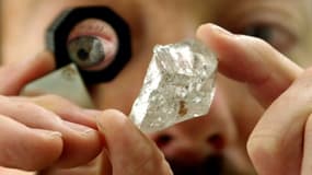 Le responsable d'une société spécialisée inspecte un gros diamant de 104.5 carats, en Australie à Sydney, le 28 novembre 2002