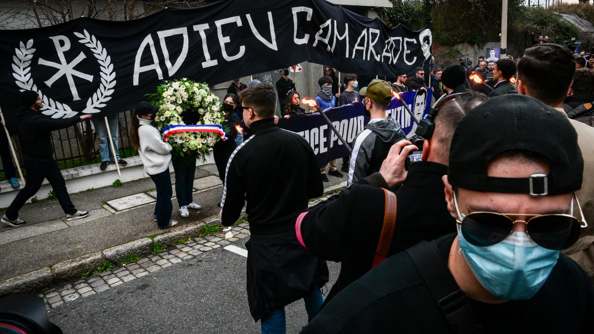 DIRECT. Hommage à Quentin Deranque: "Sale bougnoule", saluts nazis... La préfète du Rhône a fait au moins trois signalements à la justice (info BFMTV)