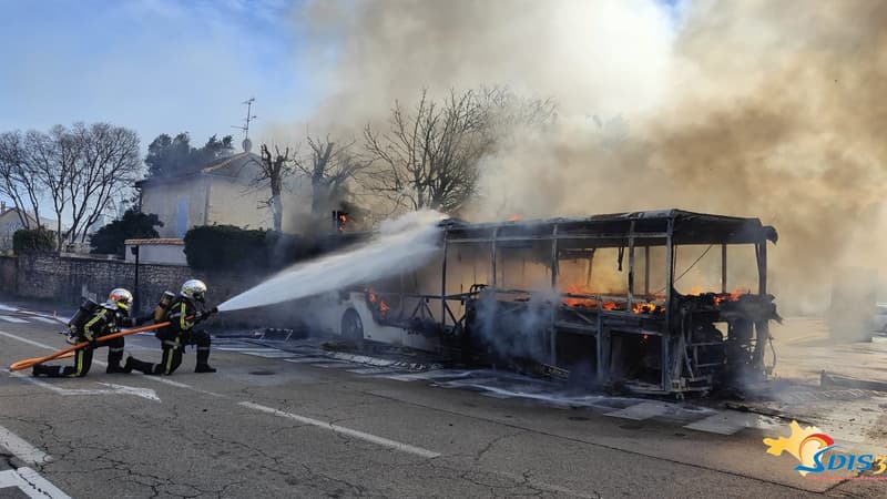 Nîmes: un car scolaire prend entièrement feu, 10 enfants évacués à temps