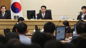 Les juges face aux accusés dans le naufrage du Sewol, le 10 juin 2014, au tribunal de Gwganju, en Corée du Sud.