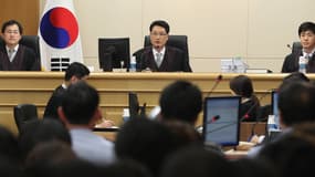 Les juges face aux accusés dans le naufrage du Sewol, le 10 juin 2014, au tribunal de Gwganju, en Corée du Sud.