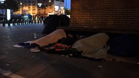 Des migrants dormant dans la rue à Saint-Denis.