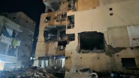 Un immeuble touché par une frappe israélienne à Tyr dans le sud du Liban le 22 mars 2025
