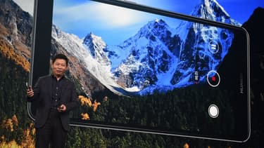 Richard Yu, le président de Huawei, présente le Mate 9, son dernier phablet, fin 2011.
