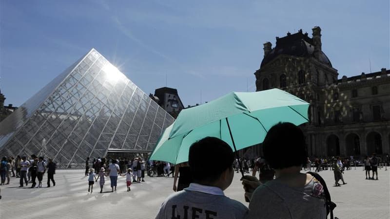 Sylvia Pinel, ministre de l'Artisanat, du Commerce et du Tourisme considère le secteur touristique comme une carte maîtresse que le gouvernement compte utiliser pour mener à bien son projet de "redressement productif" du pays. /Photo d'archives/REUTERS/Go