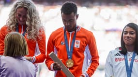 Eugene Omalla avec une médaille d'or des Jeux olympiques de Paris 2024, à Saint-Denis le 5 août 2025