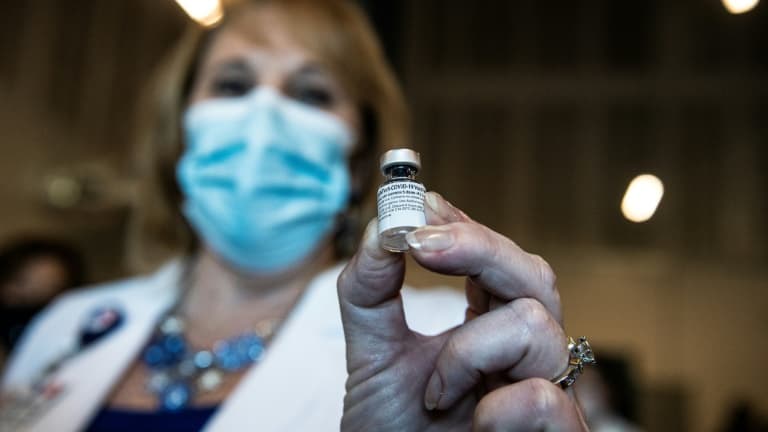 Une soignante tient une dose de vaccin contre le Covid-19, à Miramar, en Floride, le 14 décembre 2020