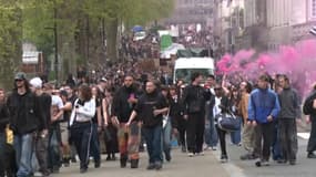 Plus de 2.000 personnes défilent le 12 avril dans le centre-ville de Nantes (Loire-Atlantique) contre une proposition de loi visant à "renforcer la pénalisation de l’organisation" des free-parties. 