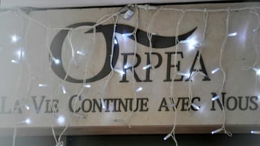 Le logo d'Orpea sur le fronton de la résidence Ehpad "Les bords de Seine", le 26 janvier 2022 à Neuilly-sur-Seine, près de Paris