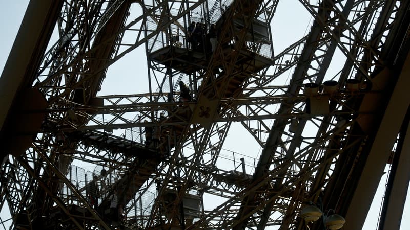En compétition avec 128 coureurs, le Polonais Piotr Lobodzinski a remporté pour la troisième fois consécutive la Verticale de la Tour Eiffel