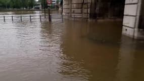 Les voies sur berge inondées dans Paris - Témoins BFMTV