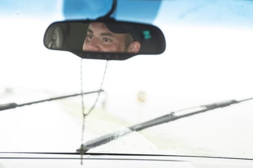 Chris Chaisson, un habitant de l'Ile de Jean-Charles en Louisiane, dans le reflet de son rétroviseur de voiture, le 16 août 2015 Chris Chaisson, un habitant de l'Ile de Jean-Charles en Louisiane, dans le reflet de son rétroviseur de voiture, le 16 août 2015