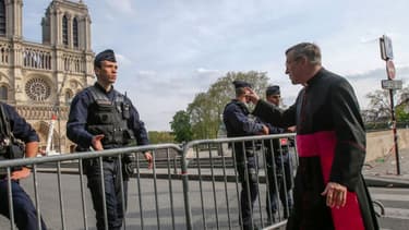 Monseigneur Chauvet devant le périmètre de sécurité établi autour de Notre-Dame de Paris.