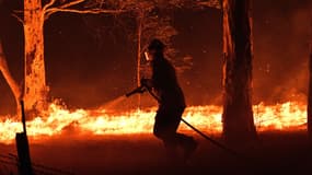 Un pompier face aux flammes, le 31 décembre