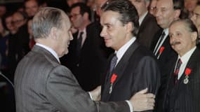 Michel Sardou, décoré de la légion d'honneur par François Mitterrand en 1993