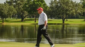 Donald Trump sur son green de golf de Floride en 2022. 
