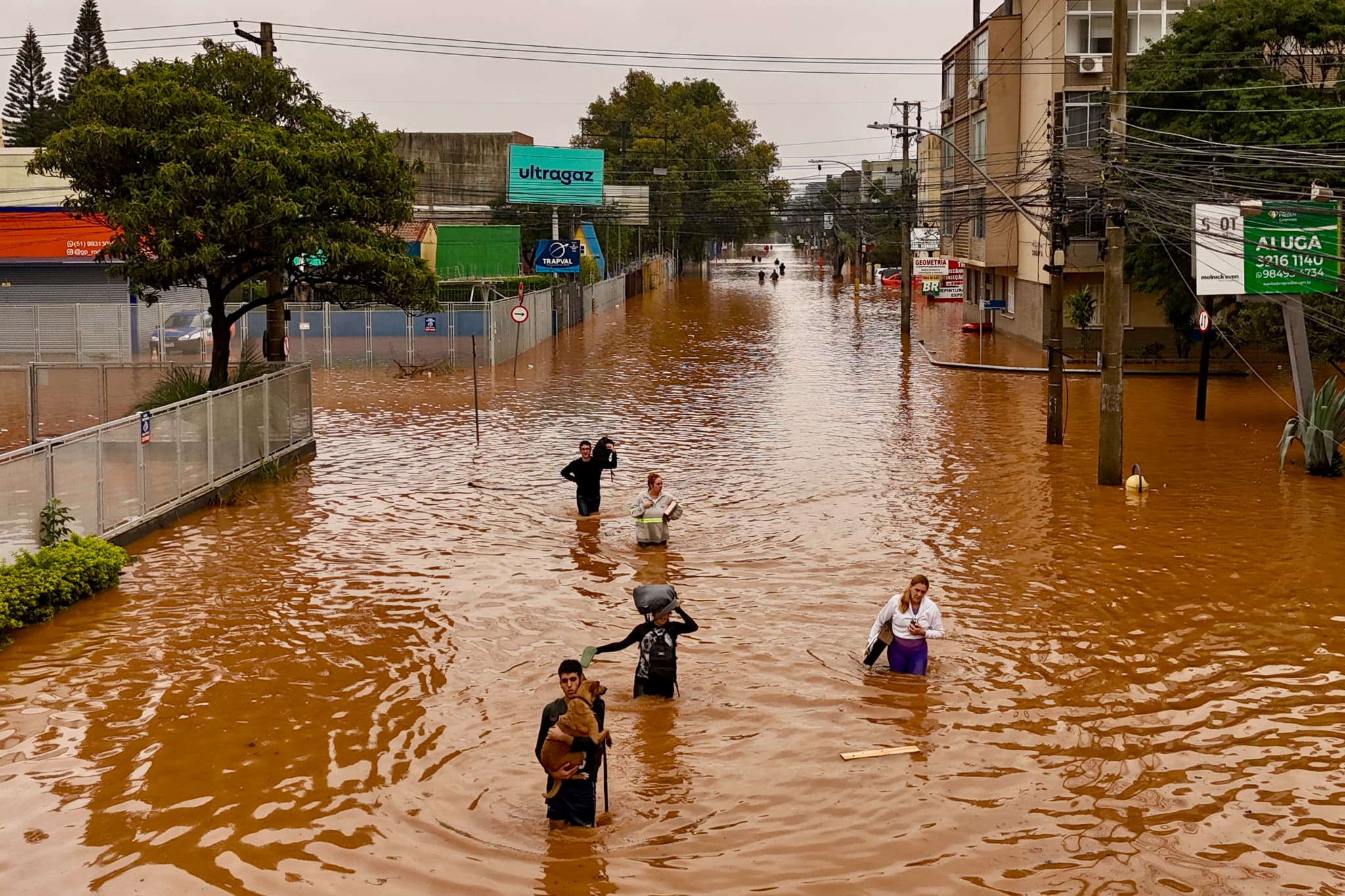 Des habitants dans une rue inondée dans le quartier de Navegantes à Porto Alegre, dans l'État de Rio da Grande do, au Brésil, le 4 mai 2024.