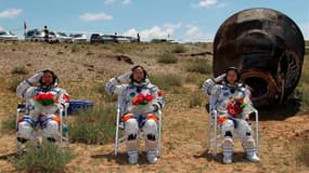 Les taïkonautes Liu Wang, Jing Haipeng et Liu Yang (de gauche à droite). La capsule spatiale chinoise Shenzhou 9 a atterri sans encombre, vendredi dans la steppe de Mongolie intérieure, dans le nord de la Chine. /Photo prise le 29 juin 2012/REUTERS/Xinhua