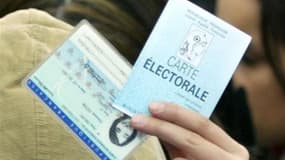 Les députés ont décidé jeudi de sécuriser les cartes nationales d'identité pour éviter l'usurpation d'identité, une initiative dont l'opposition craint qu'elle aboutisse à un fichage électronique. Le projet propose une puce comportant les données d'identi