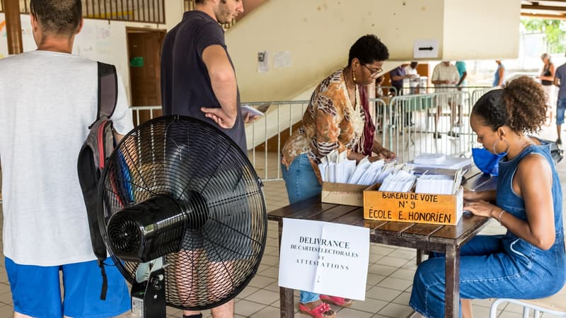 Une file d'attente pour voter lors du premier tour de l'élection présidentielle, le 22 avril 2017 à Remire Montjoly, en Guyane.