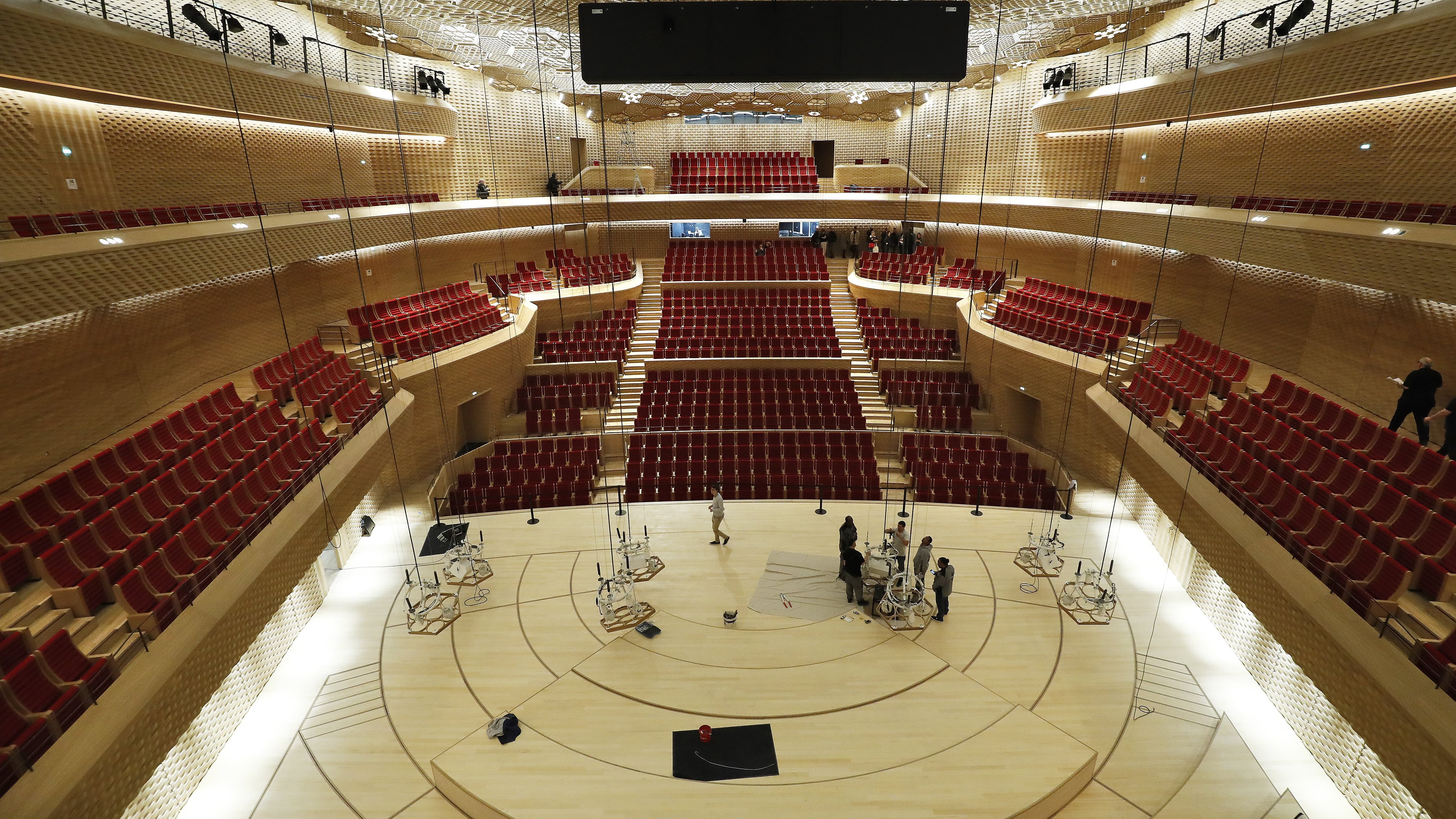 Selon les configurations, cette salle pourra accueillir de 4.000 à 6.000 spectateurs. Selon les configurations, cette salle pourra accueillir de 4.000 à 6.000 spectateurs. 