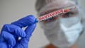 Photographie d'illustration du concept de test de dépistage du hantavirus en laboratoire, avec des tubes à échantillons et des écouvillons manipulés par une personne portant un équipement médical de protection, photographiée à Paris, France, le 8 mai 2026.