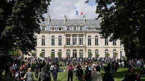 A partir du mois d'octobre, les jardins du palais de l'Elysée seront ouverts au public un dimanche par mois. /Photo prise le 14 juillet 2012/REUTERS/Kenzo Tribouillard