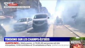 Les forces de l'ordre repoussent les manifestants sur les Champs-Élysées 