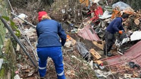 Des bénévoles de l'association Odysseus 3.1 évacuent des déchets sauvages d'une portion du cours d'eau Rize, entre Villeurbanne et Vaulx-en-Velin, le 25 janvier 2025.