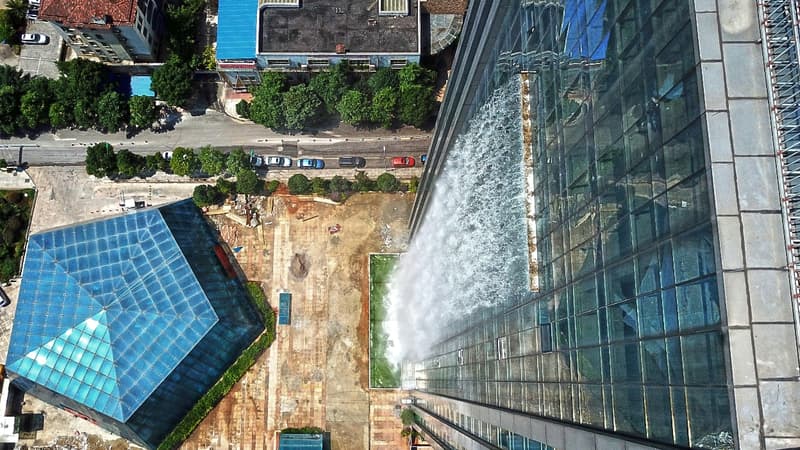 La cascade utilise notamment les eaux de pluie et souterraines, qui sont canalisées dans d'énormes réservoirs placés dans le sous-sol du bâtiment.