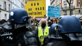 Début d'une manifestation contre le pass sanitaire et la vaccination obligatoire des soignants le 7 août 2021 près du Pont de Neuilly, à Neuilly-sur-Seine, près de Paris