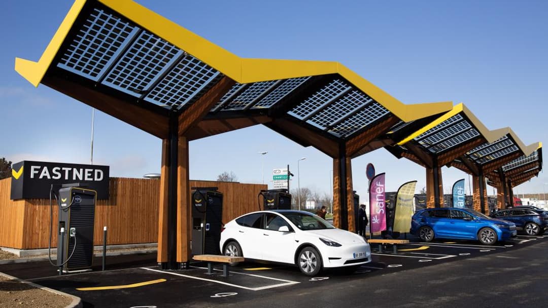 Une station de recharge pour voitures électriques sur autoroute. Une station de recharge pour voitures électriques sur autoroute.
