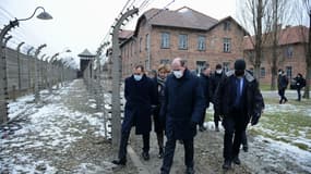 Le Premier ministre Jean Castex au Musée et Mémorial d'Auschwitz-Birkenau (Pologne) le 27 janvier 2022.