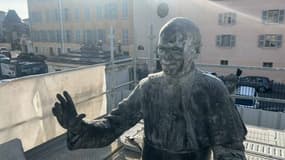 La statue du pape Jean-Paul II à Lyon.