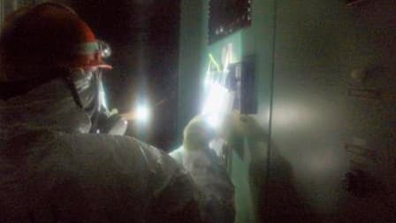 Des employés de Tepco, opérateur de la centrale japonaise de Fukushima, contrôlent le niveau de radioactivité dans la centrale. Les travaux ont repris jeudi au réacteur numéro trois de Fukushima pour éviter une surchauffe potentiellement catastrophique du