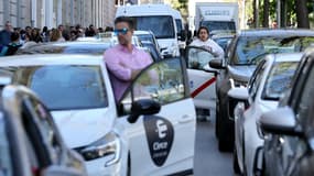Des automobilistes attendent devant leur voiture dans un embouteillage massif au centre-ville de Madrid, alors que le métro et les trains sont totalement hors service en raison d'une panne de courant massive en Espagne, le 28 avril 2025. 